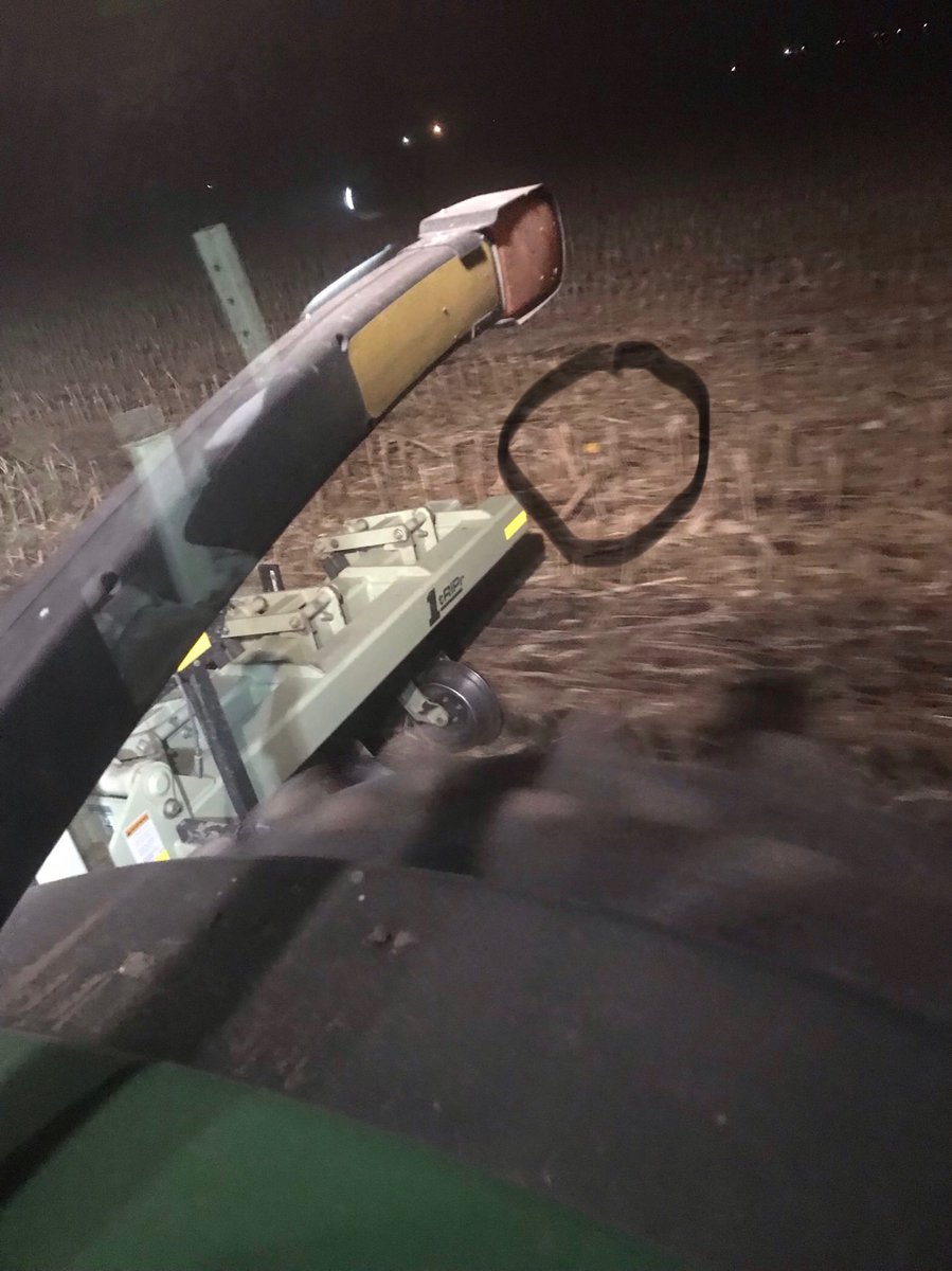 JK_Farms's tweet photo. When I used to put up electric fence I’d be in a couple rows at least from the outside, but every time I have to farm by one they seem to put it on the outside quarter inch of the farm and leave it until May 20, my pet peeve! https://t.co/ArXZVsXctZ