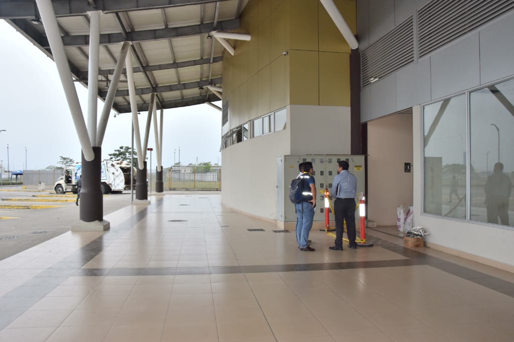 Larry_vite's tweet photo. #TerminalTerrestre #Readecuaciones
Para mejorar las condiciones de algunos locales y fortalecer el patio de comidas estamos haciendo readecuaciones dentro del terminal terrestre
#VamosAMejorar 💪
Administración19-23 🐫
Camellando siempre
LArry Alcalde ✔ https://t.co/nQXgpKlKUU