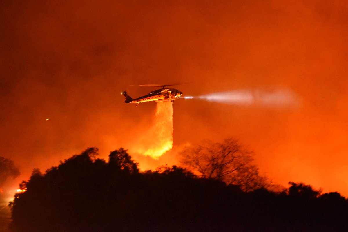 EliasonMike's tweet image. #CaveFire- An Los Angeles County Firehawk copter makes a water drop on flames off CA Highway 154 north of Foothill Rd.