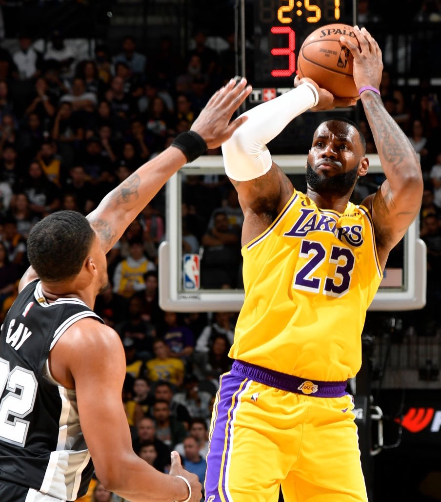 LeBron James tonight 

33 points 
14 assists 
4 3PM
1 block
54% FG

✅ 8 straight wins
✅ 15-2
✅Best record in the NBA
#WashedKing 👑