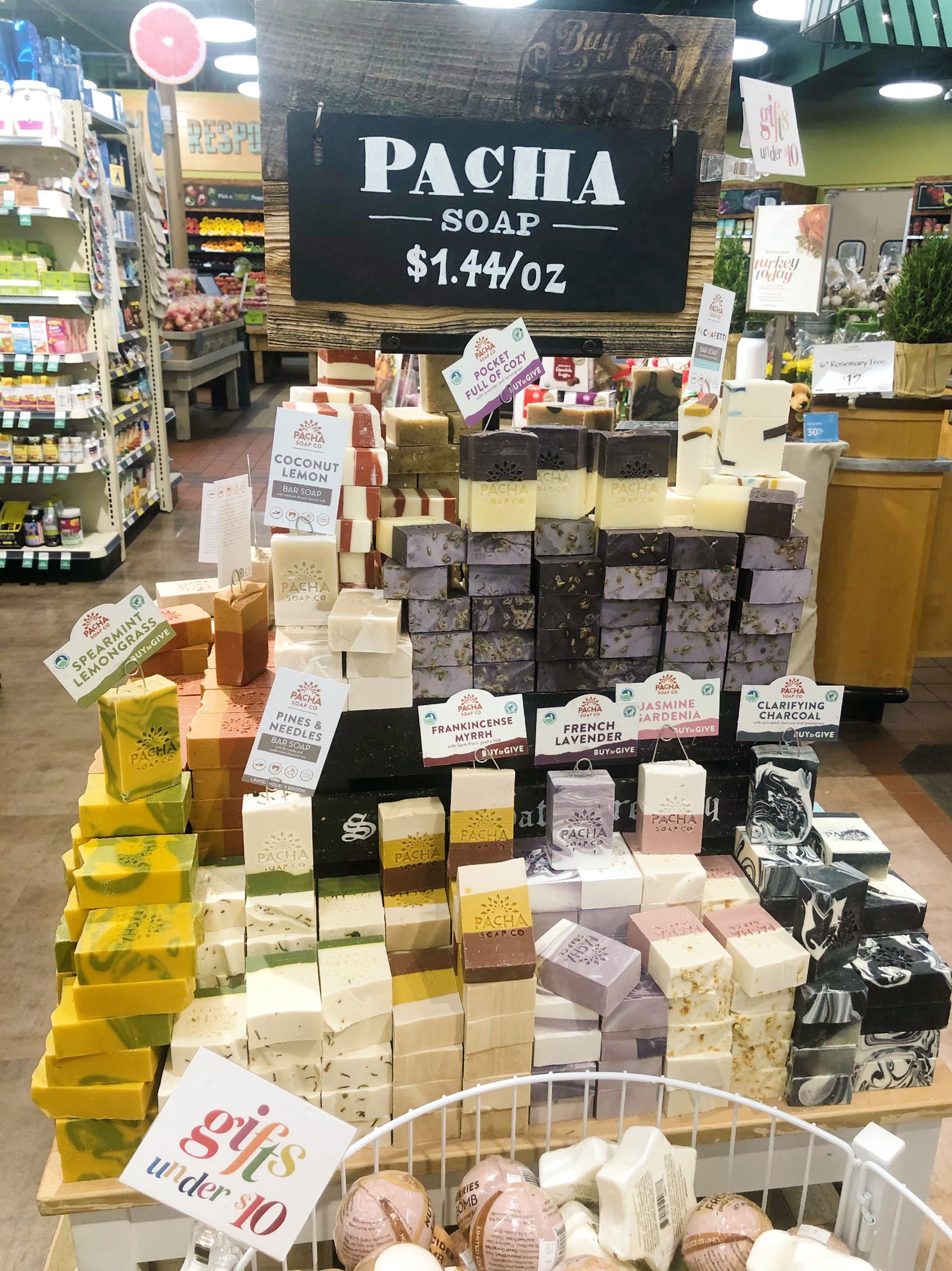 Miyuki Fujii ヒルデールの帰りに Whole Foodsが近いので初めて行ってみた ネットで見て気になっていた石鹸を買ってみた どの洗顔がいいか分かんないからこの際良い石鹸泡立てようと 笑 めちゃ種類があって悩んだけどジャスミンの香り