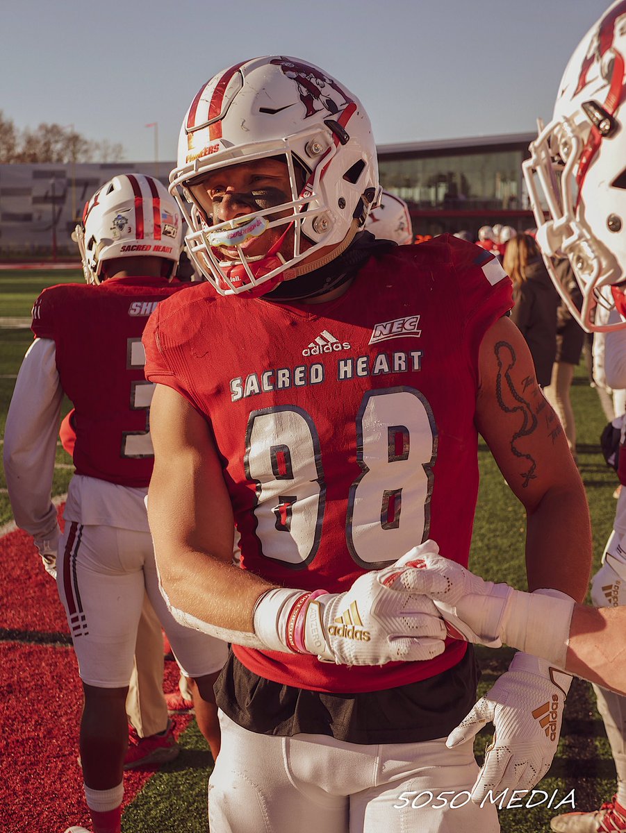 rjedwards24's tweet photo. @mark_nofri @Coach_Cooke52 @CoachChrisFee Thank you , I am truly blessed for the Opportunity you gave me ,4 years have past I’ve seen a lot of people come and go , my teammates will forever be my brothers and you coach’s will always be family , Forever a Pioneer ❤️ #88out✌🏽 https://t.co/dxiDzXWtfB