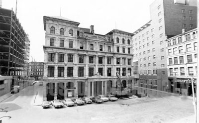 5/x Note the cropping in print (amid center spread that was a Boston Record-Am staple) & markings on the actual photo print someone developed on deadline in the BRA darkroom (in the landmark New England Press building in Winthrop Sq, here via  @dcatufts  https://dl.tufts.edu/concern/images/3484zt219)