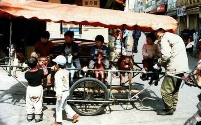 Aimee on X: "며칠 전 뜬금없이 어릴 적 목마를 타던 기억이 떠올랐는데, 그게 트럭 위에 설치된 건지 뭔지 기억이  가물가물했다. 오늘 산책을 하다 다시 생각을 나서(산책과 샤워는 뜬금없는 아이디어의 샘) 혹시 트럭이