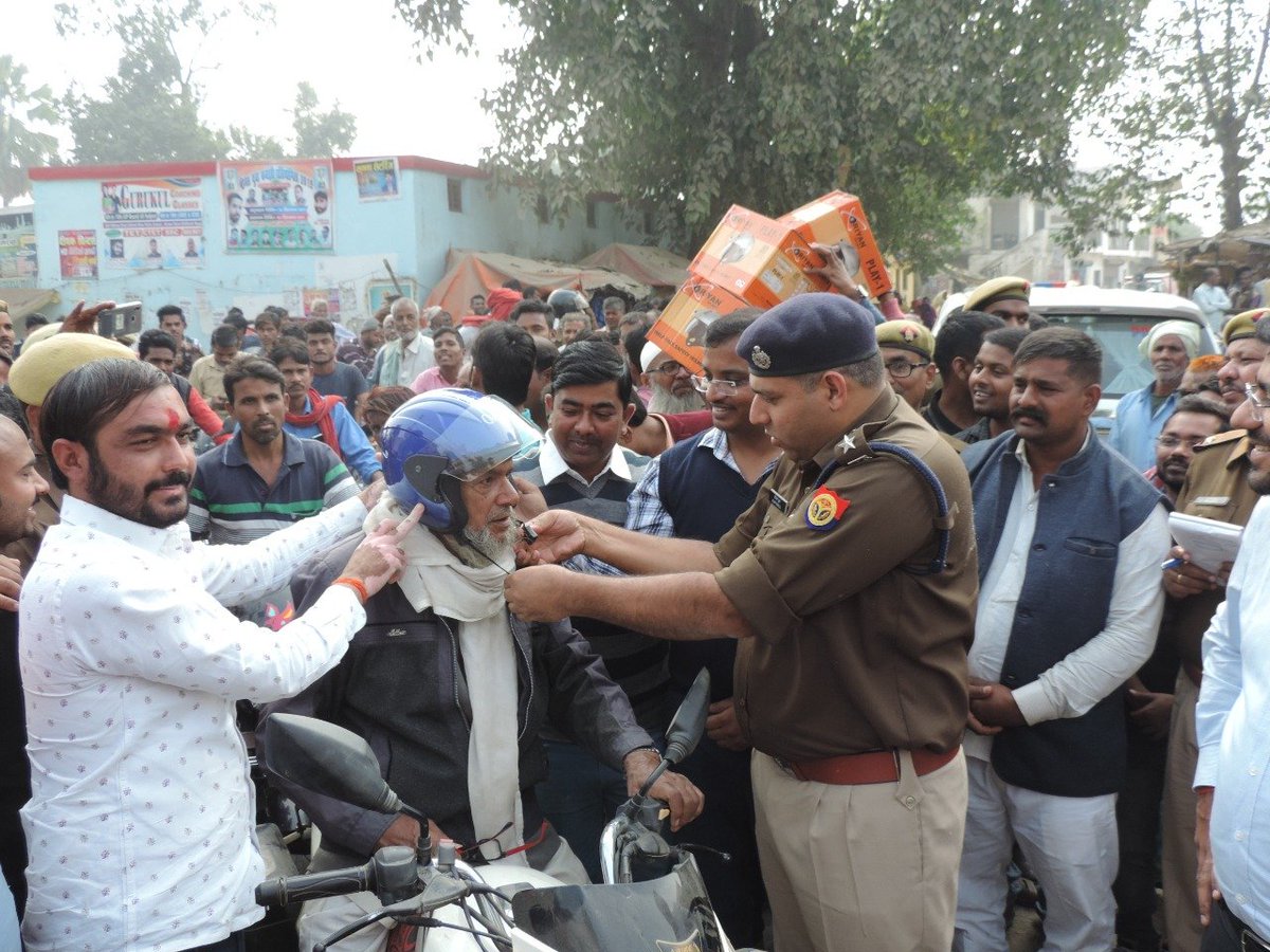 siddharthnagpol's tweet photo. दिनांक 26-11-19 को स्वंयसेवी संस्थाओं के सहयोग से #spsdr #dmsdr द्वारा उसका बाजार थानाक्षेत्र अर्न्तगत सोहांस बाजार में दो पहिया वाहन चालकों के सुरक्षार्थ निशुल्क हेलमेट वितरणकर अपील की गयी कि हमेशा हेलमेट पहनकर दो पहिया वाहन चलायें एवं ट्रैफिक नियमों का पालन करने को कहा गया | https://t.co/MXyBSQcNF0