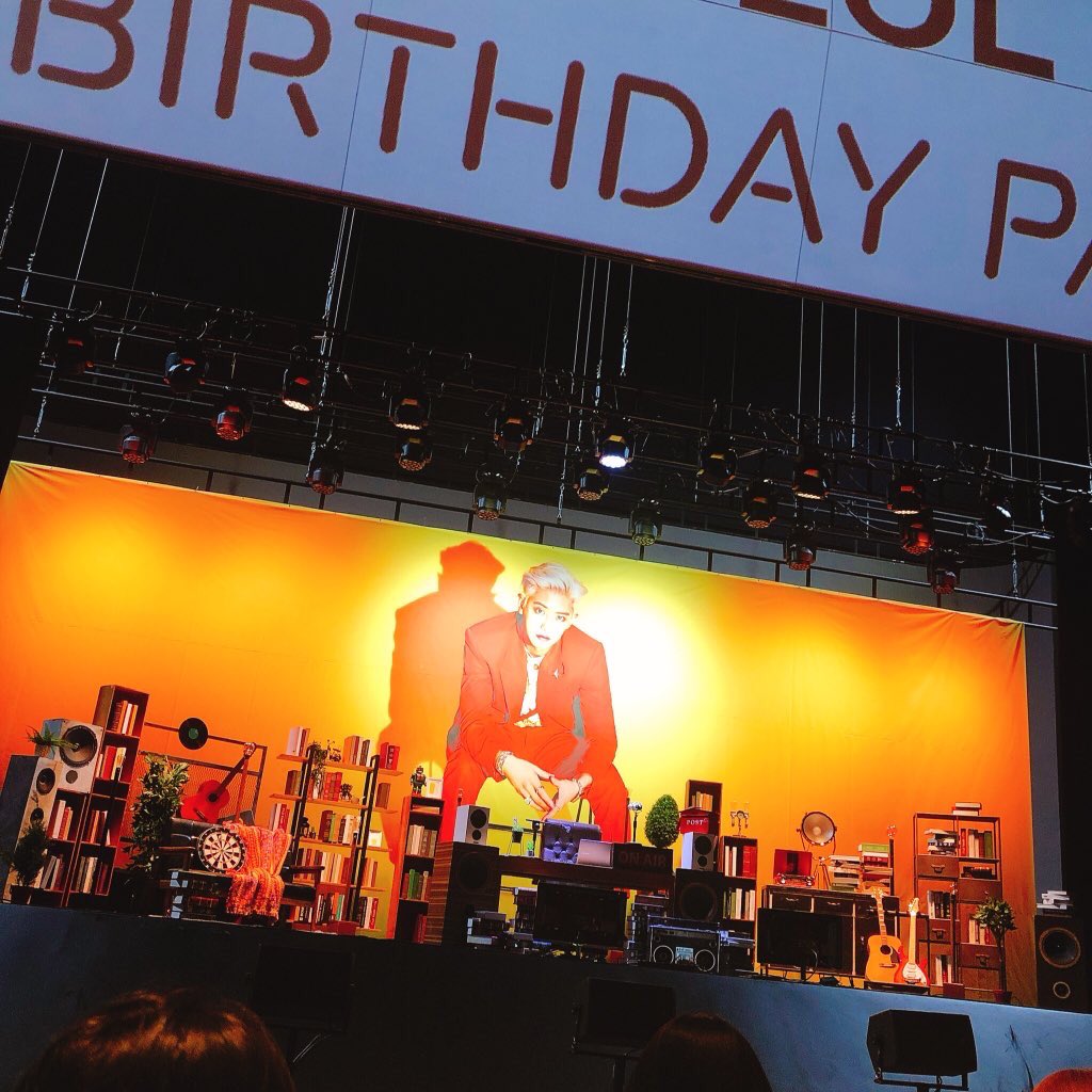 LoeyBerryTrans's tweet photo. The set looks so beautiful 🥰💕 Baby boy came looking all pretty!!! Everyone who is attending the birthday party, Have a good time with the prince 🥺☺️

무대도 찬열이도 너무 예쁘어 😭😭😭 다들 좋은 시간 보내세요 ㅠㅠㅠㅠ https://t.co/YGAedNWs9H