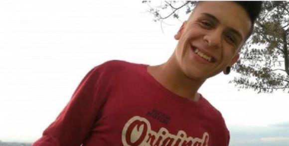 Se llamaba Dilan Cruz, tenía 18 años y fue asesinado por la policía en Colombia por salir a las calles junto a sus compañer@s estudiantes, sindicalistas, jubilados, indígenas a exigir dignidad para su pueblo.
DEP Compañero.
#Skap