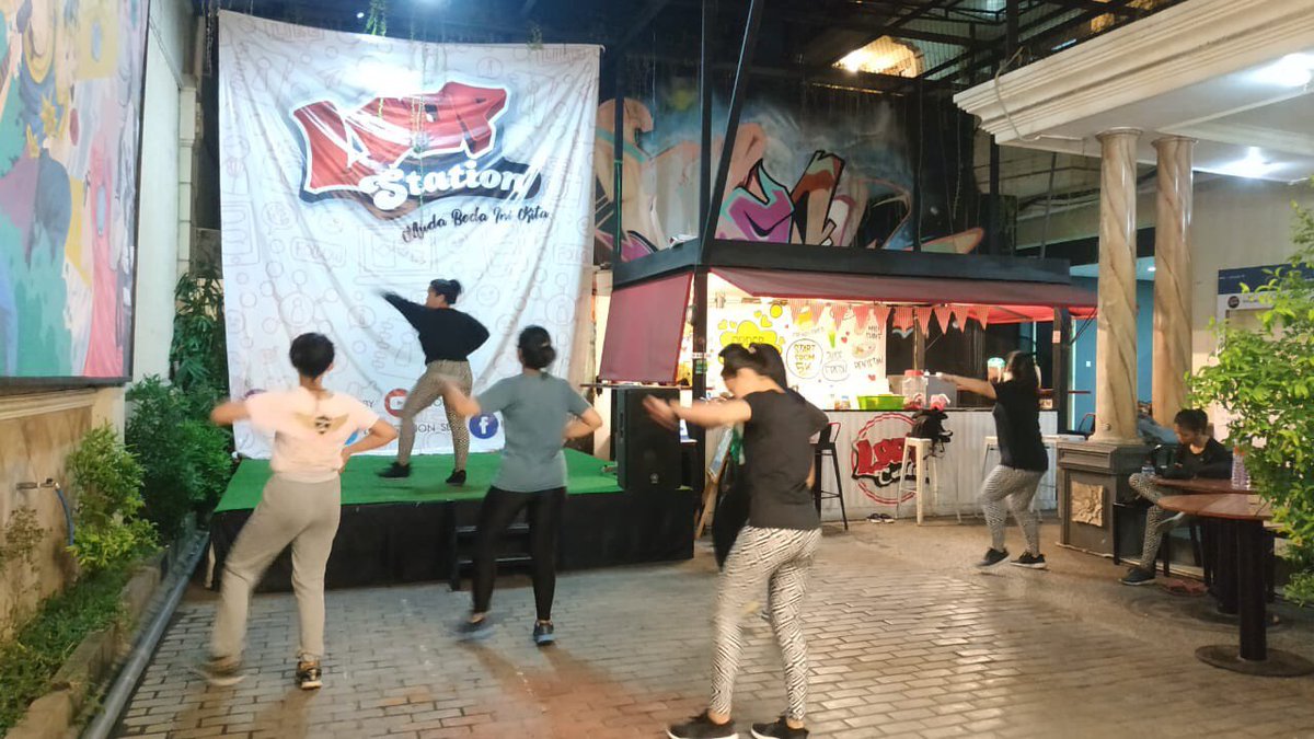 loopstationid's tweet image. Lemak numpuukkk? Aduhhh hempaskaannn ajaaaa loopers..
Daripada senin malem mager, melimpir ajaaa ke @loopstation.sby 
Ikutan aja Aerobic bareng temen-temen @fit_and_fun_club!
Pengen gabung?
Langsung aja kontak @fit_and_fun_club, Gratissss! 
#Loopstationsby
#Loopcorner3