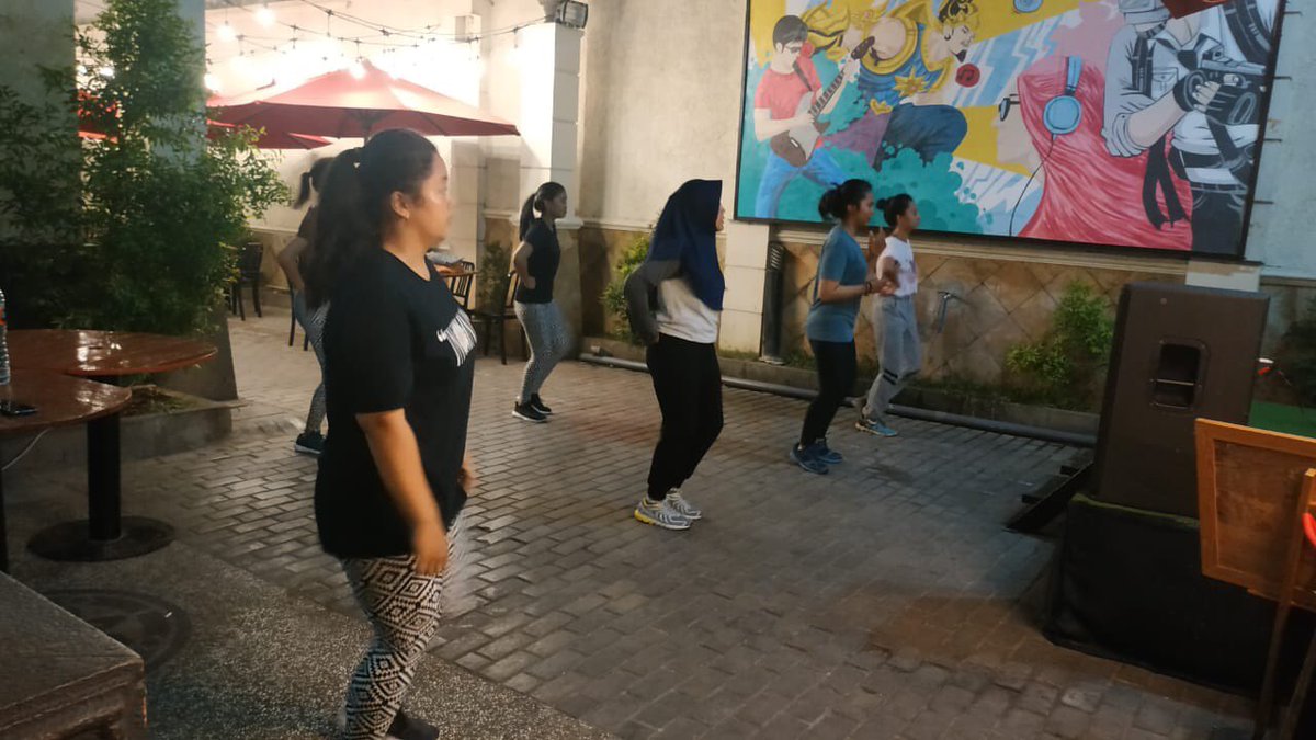 loopstationid's tweet image. Lemak numpuukkk? Aduhhh hempaskaannn ajaaaa loopers..
Daripada senin malem mager, melimpir ajaaa ke @loopstation.sby 
Ikutan aja Aerobic bareng temen-temen @fit_and_fun_club!
Pengen gabung?
Langsung aja kontak @fit_and_fun_club, Gratissss! 
#Loopstationsby
#Loopcorner3