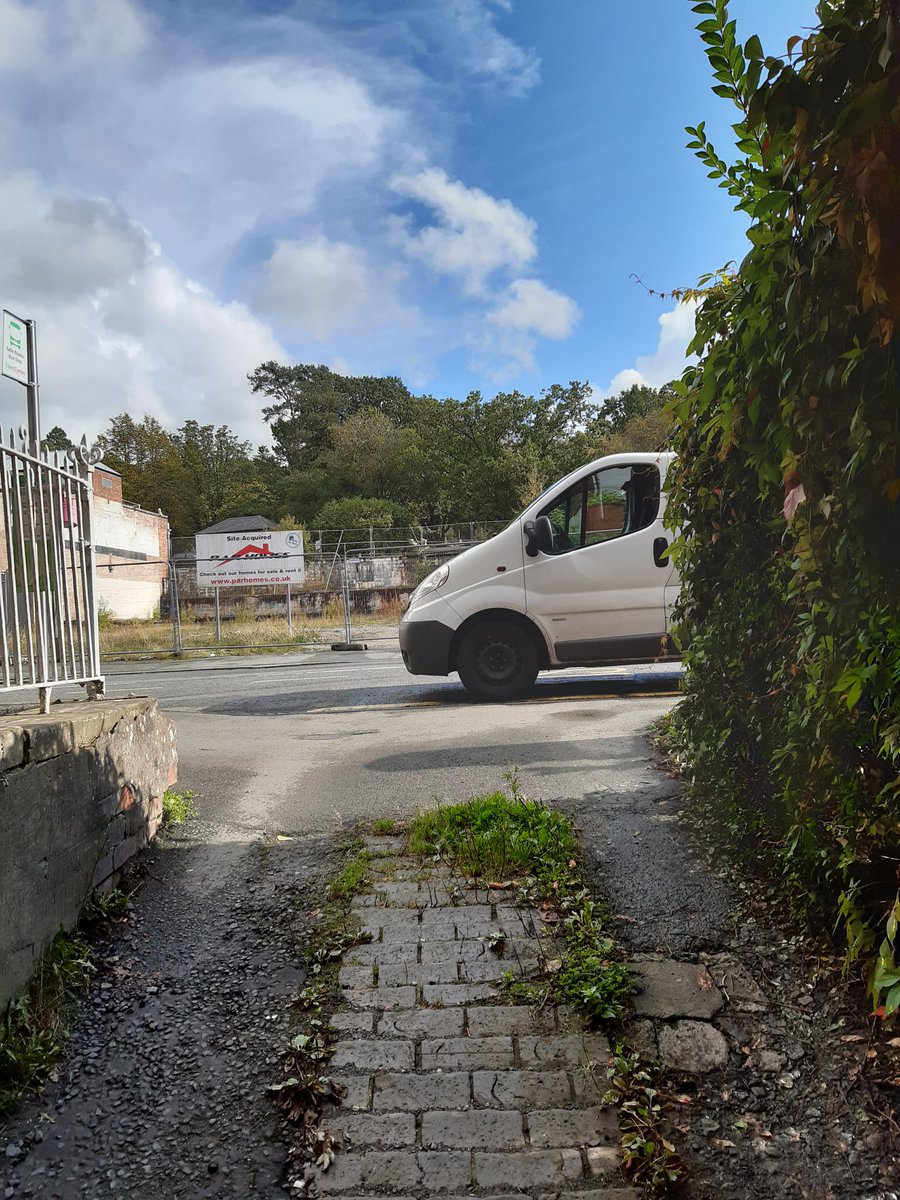 Yetigayle's tweet photo. @sppedymat @DPOPCC @PowysCC @DyfedPowys I've had a few very close calls, I'm getting to the point of being too scared to use our carpark as it's so dangerous trying to get onto the road, and that's if we can get out https://t.co/tGsO46kAu8