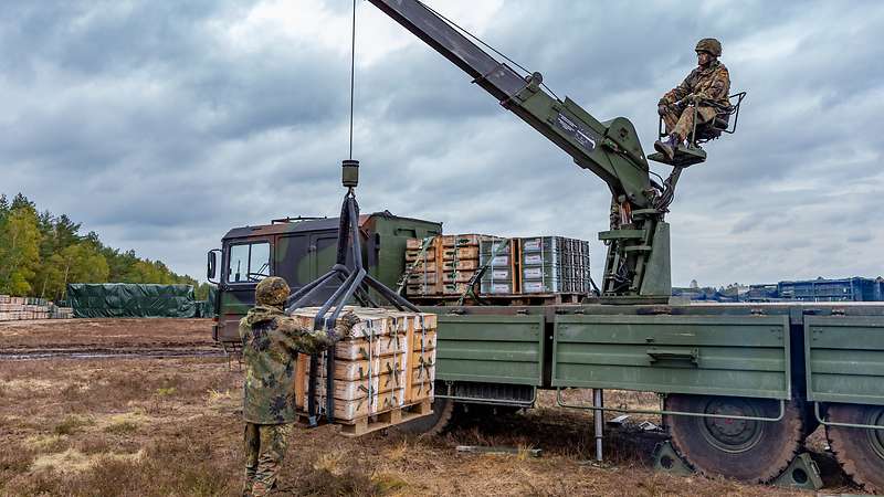 bundeswehrInfo's tweet photo. Der #Feind greift zwei Tage früher als erwartet an. Die Zeit bis zur Feindberührung ist knapp. Die #Brigade muss handeln. Während der #Kommandeur sich ein Bild von der Lage verschafft, beginnt die Arbeit im #Gefechtsstand. Mehr hier:https://t.co/nkBKmzIyxK #Bundeswehr https://t.co/OMpL1EAGOO
