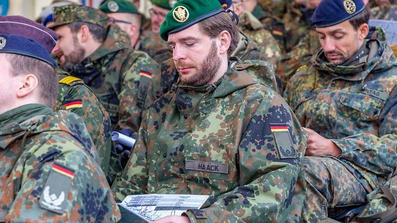 bundeswehrInfo's tweet photo. Der #Feind greift zwei Tage früher als erwartet an. Die Zeit bis zur Feindberührung ist knapp. Die #Brigade muss handeln. Während der #Kommandeur sich ein Bild von der Lage verschafft, beginnt die Arbeit im #Gefechtsstand. Mehr hier:https://t.co/nkBKmzIyxK #Bundeswehr https://t.co/OMpL1EAGOO