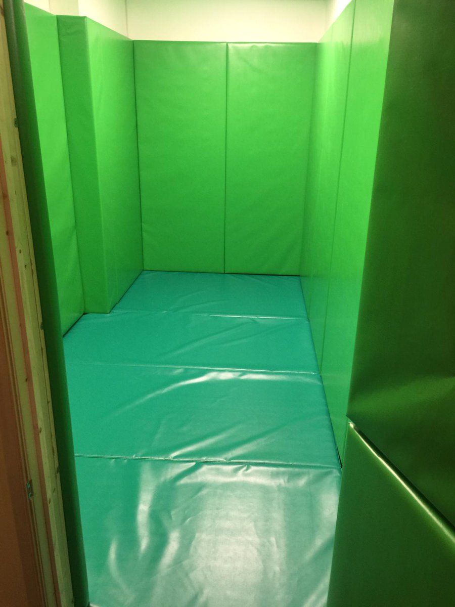 Sentequk's tweet image. #Calming Room at a Northampton based Primary School, bespoke #WallPadding and #FloorPadding in two tone green colour combination. With #MoodLighting and #SoundSystem the pupils will benefit from the calming environment.