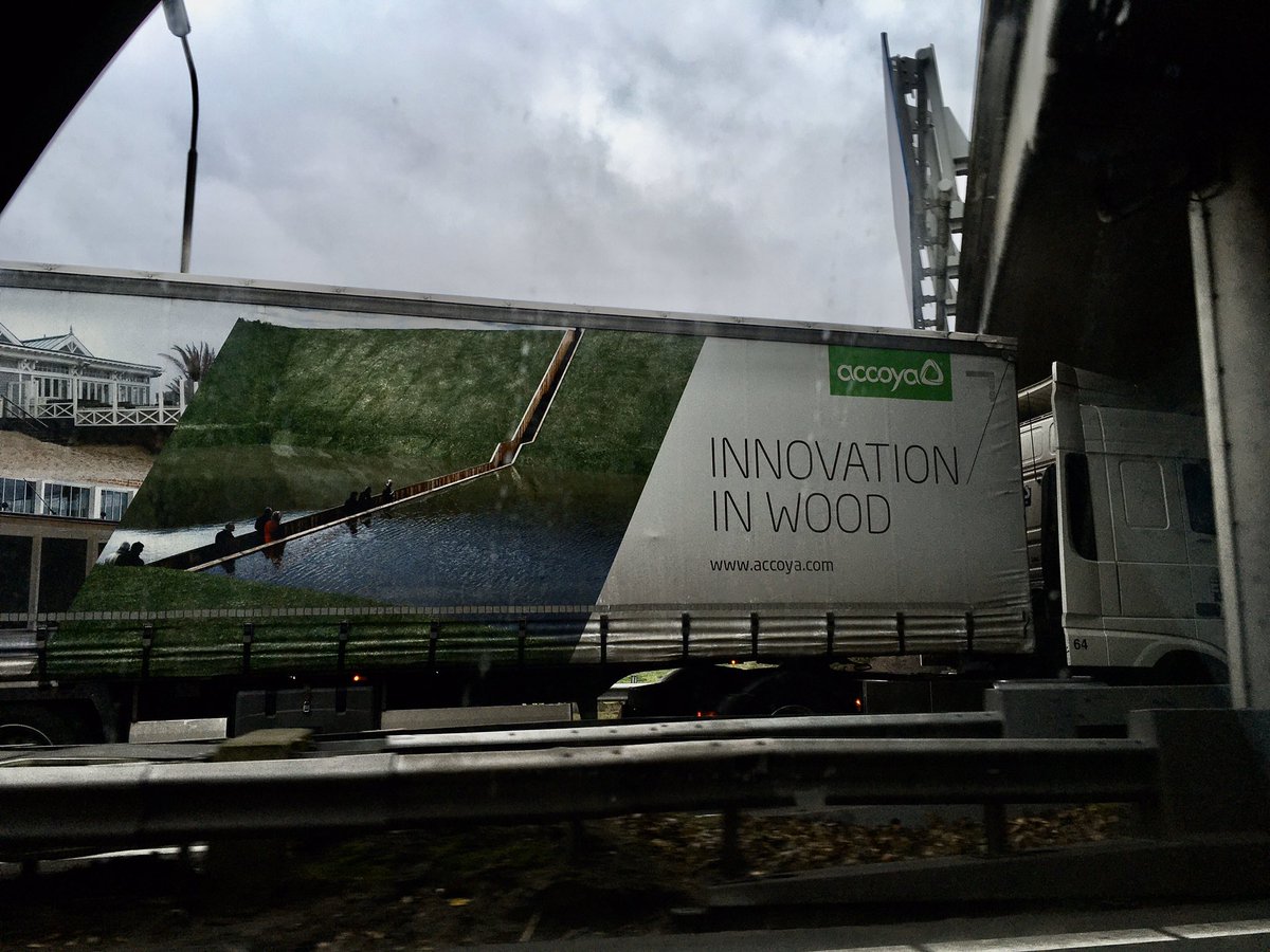 Hoe bijzonder en toevallig. Onderweg naar werksessie Panorama #Waterpoort dit rijdend reclamebord voor een van die gave Waterpoort iconen. De Mozesbrug <a href="/roadarchitecten/">RO&AD Architecten</a> #waterpoortwerkt <a href="/Accoya/">Accoya Wood</a>