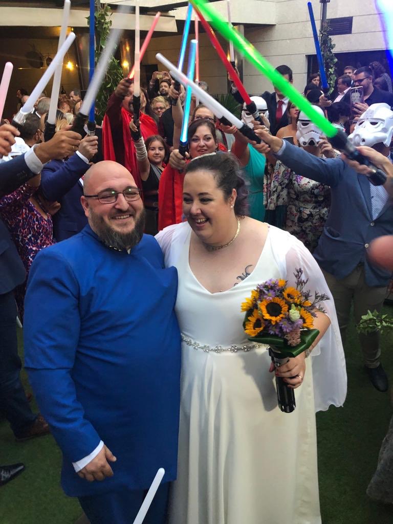 LadyLythene's tweet photo. Nos conocimos en un Rol en Vivo de Vampiro, yo era la primera jugadora q se apunto y el el narrador.Fuimos amigos un año, y él estaba muy pillado pero yo no me coscaba del tema. Me pidio matrimonio 2 dias despues de ser novios. Este año nos hemos casado... ¡POR MIL AÑOS JUNTOS! https://t.co/iA8TkrJjFf