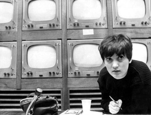 directoras's tweet photo. Venía de una familia franquista por la que no sentía ningún cariño. Estudiaba Periodismo y Derecho, cuando se matriculó en la Escuela Oficial de Cine. Comenzó en la televisión. Tanto en la dirección general del cine, como en RTVE, hizo muchas cosas en poco tiempo. #PilarMiró. https://t.co/ZfCPy1w40H