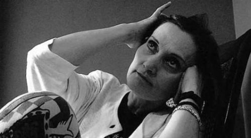 directoras's tweet photo. Venía de una familia franquista por la que no sentía ningún cariño. Estudiaba Periodismo y Derecho, cuando se matriculó en la Escuela Oficial de Cine. Comenzó en la televisión. Tanto en la dirección general del cine, como en RTVE, hizo muchas cosas en poco tiempo. #PilarMiró. https://t.co/ZfCPy1w40H