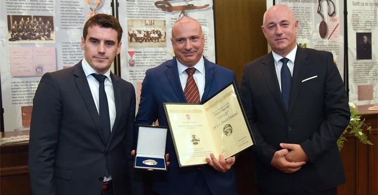 Osvajamo nagrade na svim poljima! 🤩🎊 Predsjednik Hrvatski atletskog saveza osoba s invaliditetom izv. prof. dr. sc. Tomislav Krističević Tompa dobitnik je najviše državne nagrade za sport „Franjo Bučar“.🏆😄 Čestitke od 💞!😄💪🇭🇷 #paraolimpijci

FOTO: @SDUShr