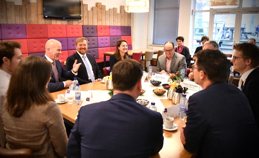 MinBZK's tweet photo. De Koning en minister @RaymondKnops bezochten vanmorgen Fontys Hogeschool. Ze spraken over het Duits-Nederlandse scholierenproject dat opdrachten doet voor lokale bedrijven. Samenwerken laat grenzen vervagen en brengt economische groei in de grensregio. #GROSBZK https://t.co/eKFpntd5iz
