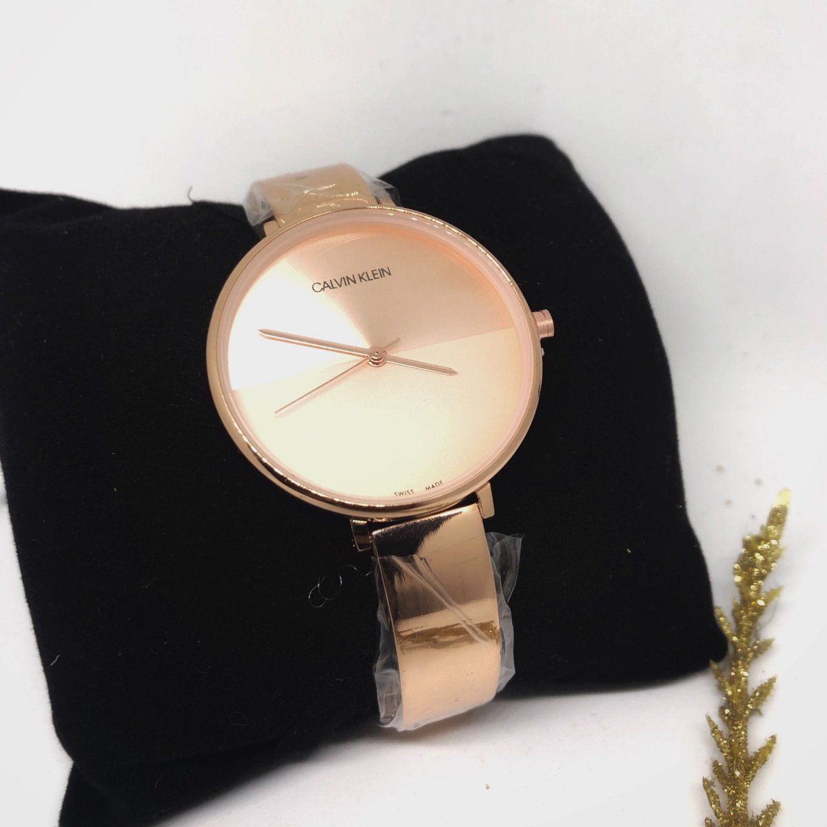 Wristwatch also available in rose goldPrice: 8k Don't sleep on this Delivery to your doorstep Pls, in case you see this on your Tl please ask for acct now then Rt 