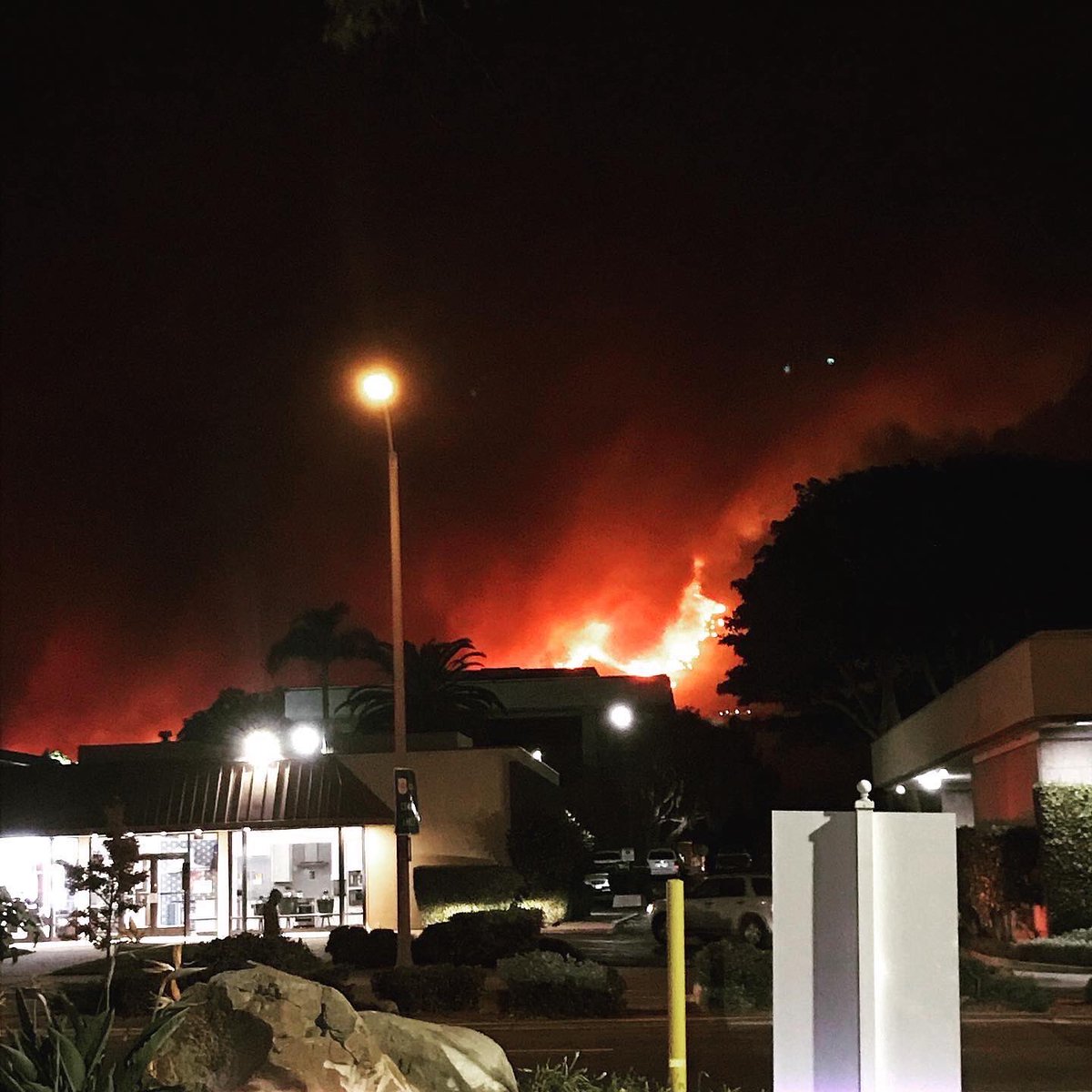 tygerkai's tweet photo. @KEYTNC3 #CaveFire #SantaBarbara #Goleta https://t.co/ZQzan8PGUb