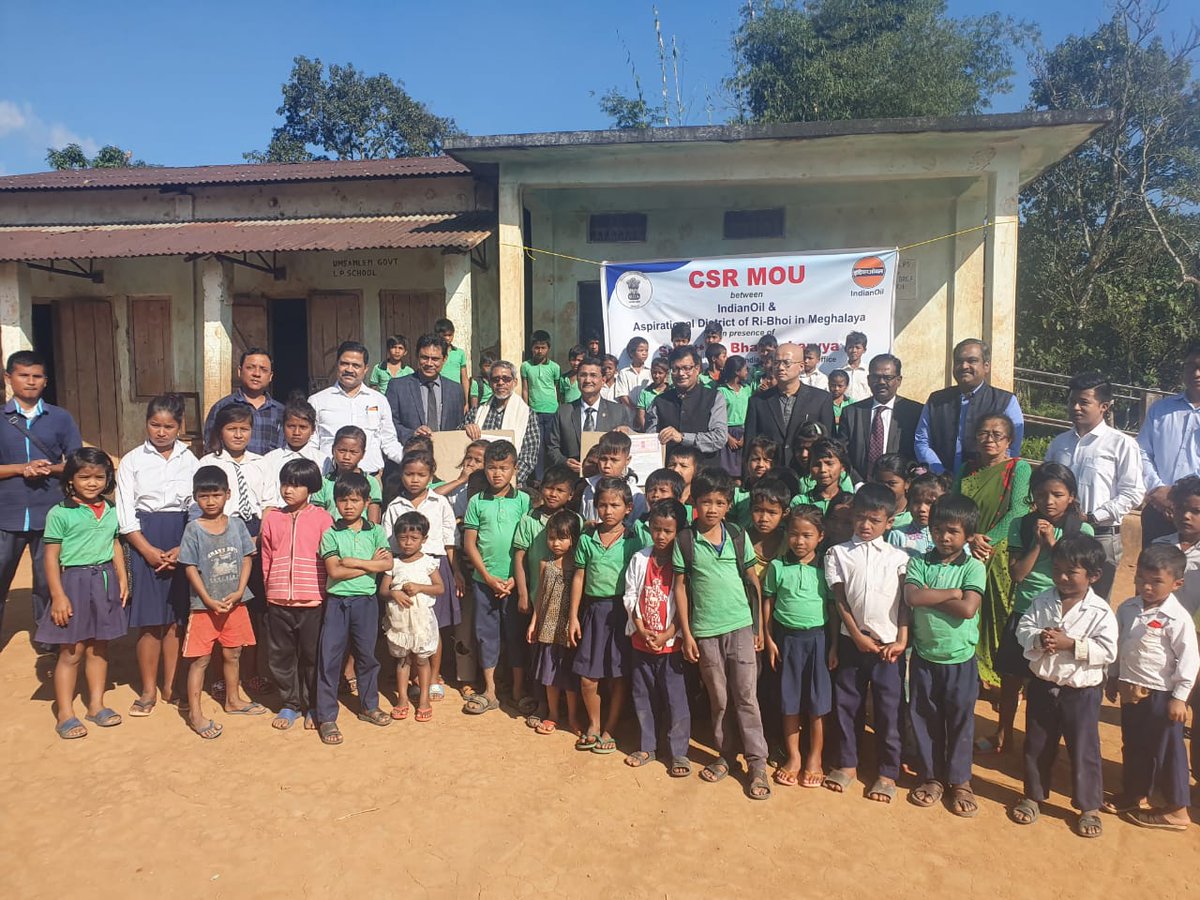 IOCL_Assam's tweet photo. @IndianOilcl signs an MOU with  the aspirational Ri Bhoi Dist, #Meghalaya for construction of one class room in ten Govt.L.P.Schools in presence of Mr Uttiya Bhattacharyya, CGM, IndianOil AOD.
#IOCLASSAM #aspirationaldistrict #EducationForAll https://t.co/Exvt5YjyiM
