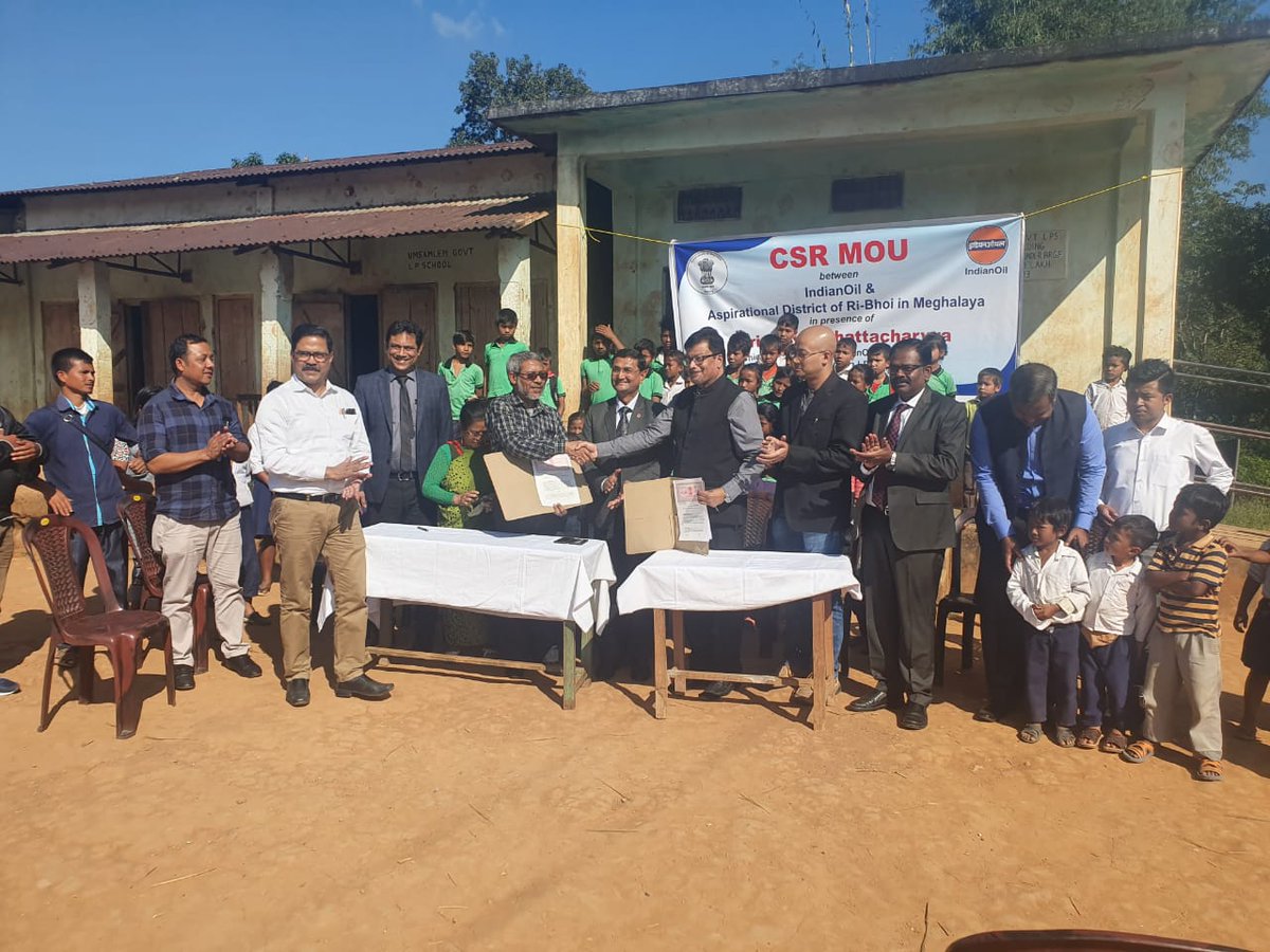 IOCL_Assam's tweet photo. @IndianOilcl signs an MOU with  the aspirational Ri Bhoi Dist, #Meghalaya for construction of one class room in ten Govt.L.P.Schools in presence of Mr Uttiya Bhattacharyya, CGM, IndianOil AOD.
#IOCLASSAM #aspirationaldistrict #EducationForAll https://t.co/Exvt5YjyiM