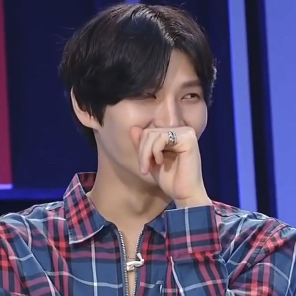 jngtaekwooon's tweet photo. HE DOESN'T STAN VIXX YESSSSS THIS A WIN FOR US STARLIGHTS https://t.co/fF4PFM9o79