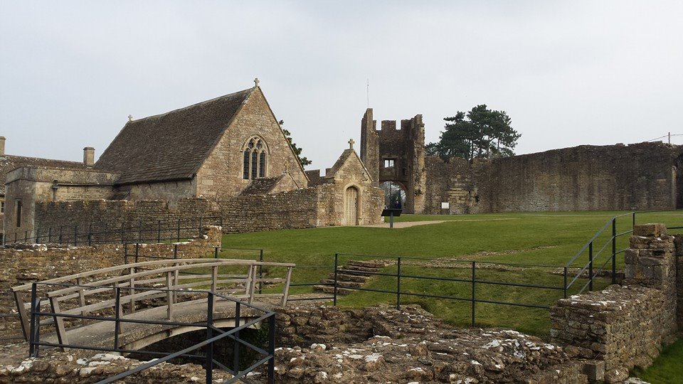 GunpowderDan's tweet photo. 26 Nov 1383: Sir Thomas Hungerford is granted a pardon for crenellating his manor house of ‘Farle Mountfort’ (Farleigh Hungerford Castle) in Somerset without licence by Richard II and pays a fine of 1 mark #otd #castles https://t.co/pE0c80aic9