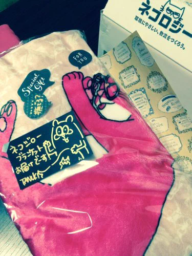 寒いって言ってる傍からたぬきさん@10motanuki
からネコジローブランケットが届きますた?
やだ…なにこれ 最高にオシャリ!
た…たぬきチャン あなた神様の双眸(ゴッドアイ)でもお持ちなのですか?!千里眼!さっそく自分のお膝にのっけたり双子赤ちゃんに掛けたりしてみようと思います?✨ 