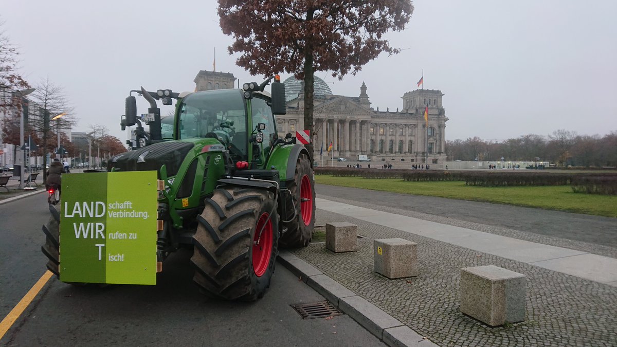 MapictureUG's tweet photo. Trecker-Demo in Berlin #Berlin #Treckerdemo https://t.co/JNgvFDtfS1