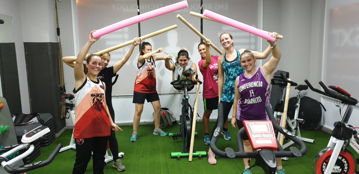 Sincrobox's tweet photo. No hay quien pueda con nuestras chicas Sincrobox de @CDJPuertaOscura 😜🤣🏀. . Los buenos momentos después de clase nunca faltan...GRANDES
Seguimos en @zeusxtmalaga  ⬆️ @DeporteAND @deportemalaga @deportivoavance 
#baloncesto #deporte #sincrobox #entrenarduro #marcateelreto https://t.co/WGUyWOycjq