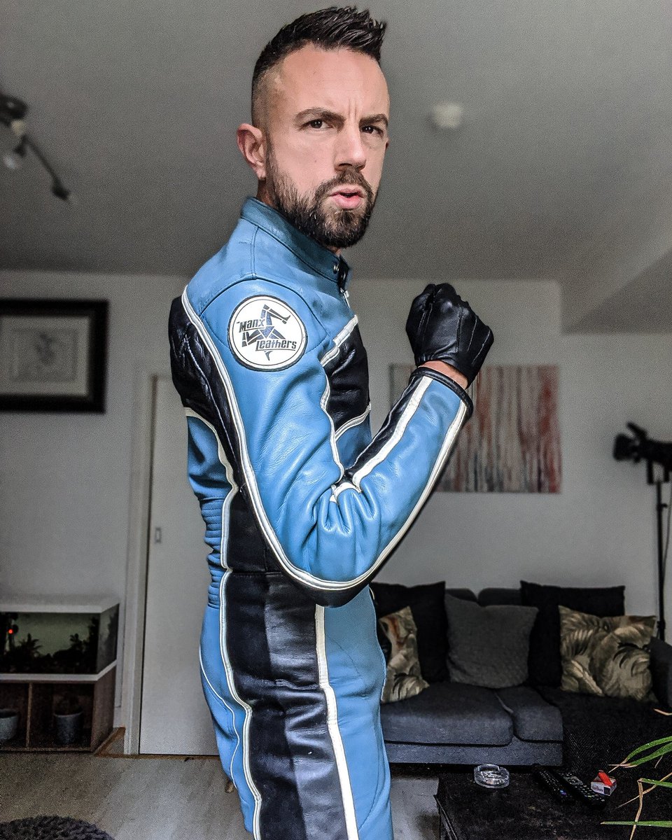 Itlmakeyoureyes's tweet photo. Old skool.
#manxleather #bikerleather #bikersuit #gaybiker #dombiker #bikermaster #leathermaster #leatherman #gayleather #leathergloves #gaygloves #alphamale #domtop #findom #leather #leatherfetish #gayfetish #leatherworship #guysngear #gearhead #kinkster #gaybdsm #sir #master https://t.co/sGan5K3cAG