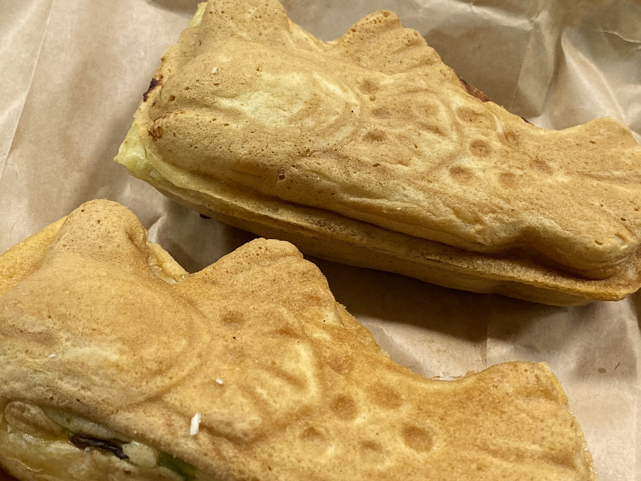 山路力也 No Twitter むっちゃん万十 博多バスターミナル ハムエッグ とんとん 簡単に言えば鯛焼きのムツゴロウ型 鯛焼きと違うのは生地の厚さと食感 カステラのようにフワフワしている ハムエッグはその名の通りハムと半熟卵が入っていて とんとんは豚角