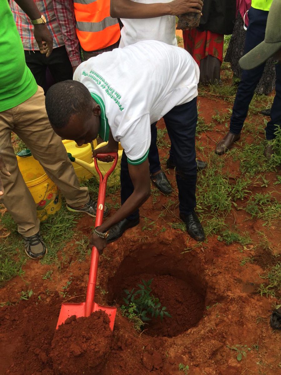 AbdihakimKeinan's tweet photo. All CECs and County officers participating in today's clean up exercise. We will have to reach 10% all together. #VisionEverGreen setting the pace in County009. https://t.co/JyM4lRJS6f