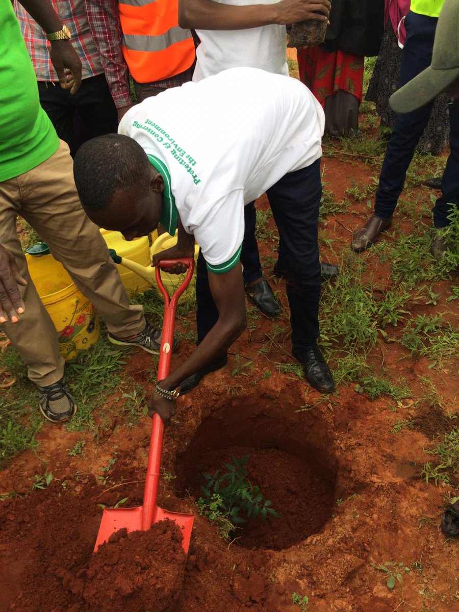 AbdihakimKeinan's tweet photo. All CECs and County officers participating in today's clean up exercise. We will have to reach 10% all together. #VisionEverGreen setting the pace in County009. https://t.co/JyM4lRJS6f