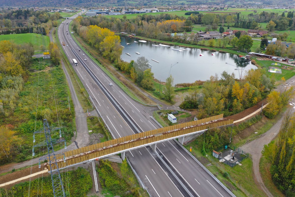 ATMBinfo's tweet photo. #ATMBecopont : Grâce au nouvel écopont d'#Arenthon au-dessus de l'#A40, nous rétablissons un passage important entre Les Glières - Le Môle pour que la faune puisse se déplacer librement. https://t.co/287LyN3MfB