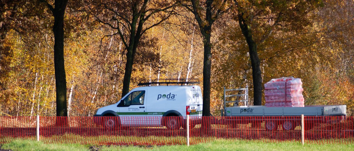We zijn begonnen met het plaatsen van oranje gaas naast de @GrenscorridorN69. Hiermee markeren wij ondergrondse leidingen voor @BoskalisNederland. Hiermee geven zij invulling aan het veiligheidsbeleid: No Injuries, No Accidents (NINA). 
Lees meer op poda-omheiningen.nl/poda-omheining…