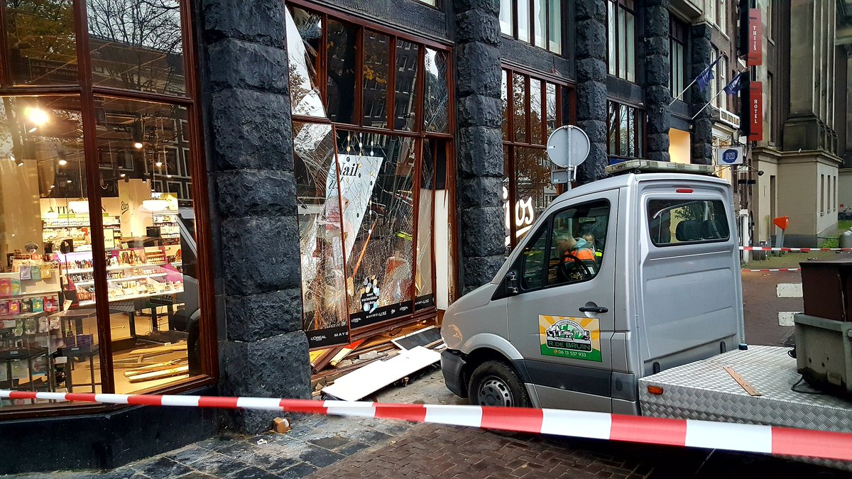 PersburoUNN's tweet image. Een vrachtwagen met een mobiele kraan op de aanhanger erachter is zojuist op de Prinsengracht van de brug gerold en door de etalage van een filiaal van de #Etos in de #Leidsestraat gereden met grote schade nu aan het pand. Gelukkig geen gewonden.