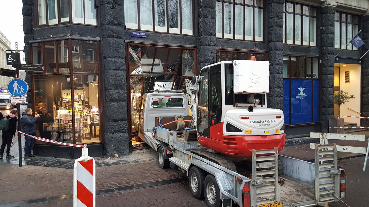 PersburoUNN's tweet image. Een vrachtwagen met een mobiele kraan op de aanhanger erachter is zojuist op de Prinsengracht van de brug gerold en door de etalage van een filiaal van de #Etos in de #Leidsestraat gereden met grote schade nu aan het pand. Gelukkig geen gewonden.