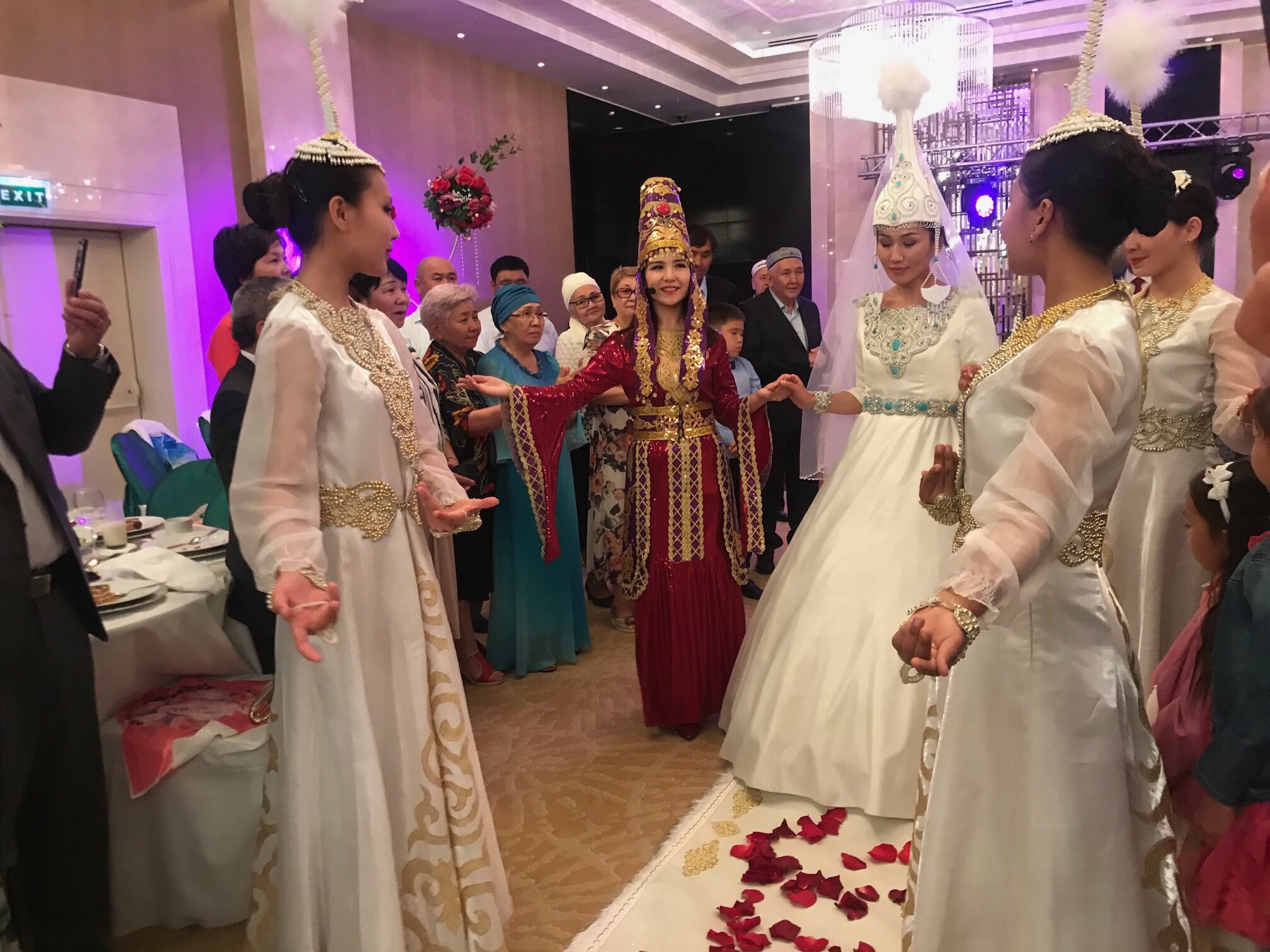 中央アジア コーカサスとゆかいな仲間たち カザフスタンの結婚式はとにかく盛大 まずは新婦側の宴 クズ ウザトゥ から 数百名の招待客によるスピーチにプロの民族舞踊や音楽の披露 ゲームにダンスなど 宴の最後には民族 衣装の花嫁が白い花道