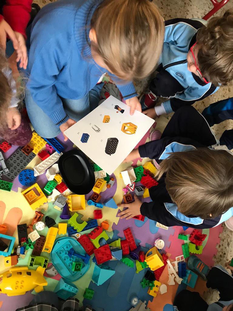 ColeRemedioSC's tweet image. Nuestros peques se lo  pasan genial programado y montando los raíles del tren de #LegoCodingExpress

Juego, motivación, creatividad y aprendizaje ✨