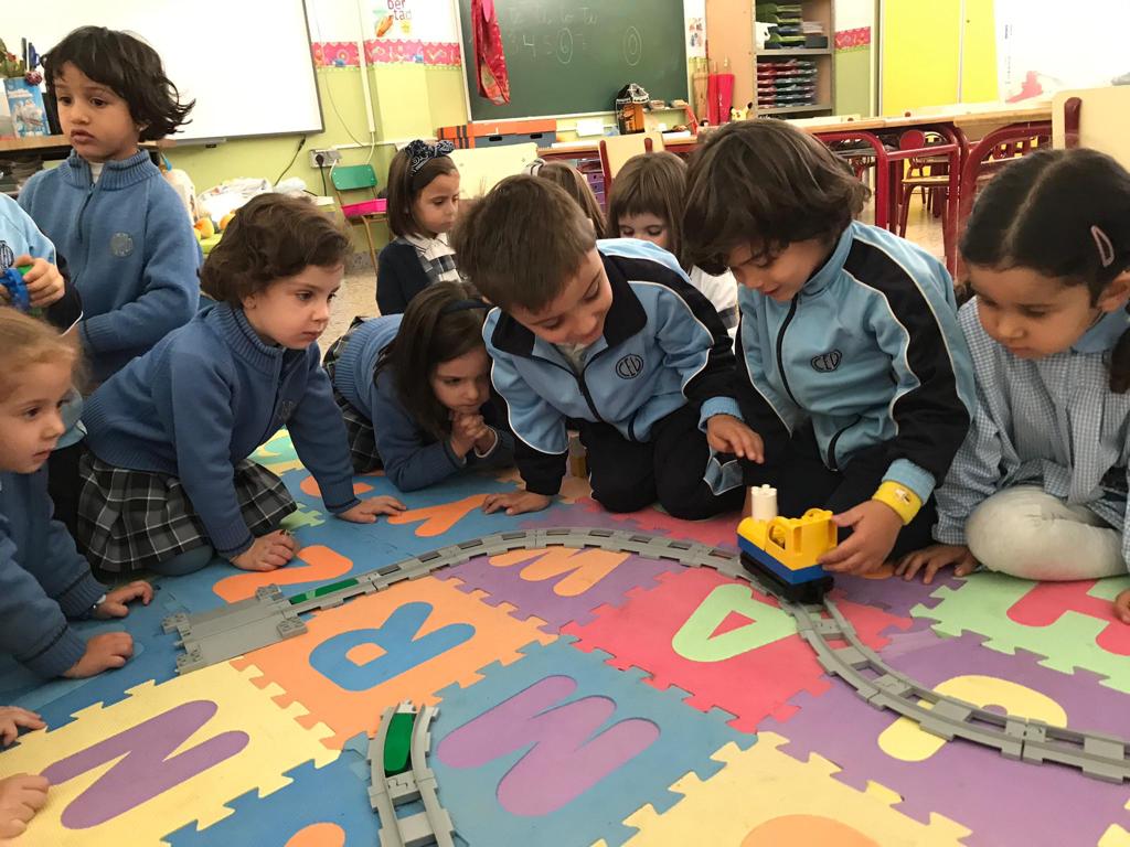 ColeRemedioSC's tweet image. Nuestros peques se lo  pasan genial programado y montando los raíles del tren de #LegoCodingExpress

Juego, motivación, creatividad y aprendizaje ✨