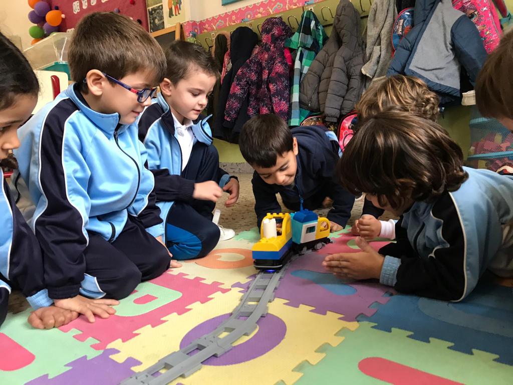 ColeRemedioSC's tweet image. Nuestros peques se lo  pasan genial programado y montando los raíles del tren de #LegoCodingExpress

Juego, motivación, creatividad y aprendizaje ✨