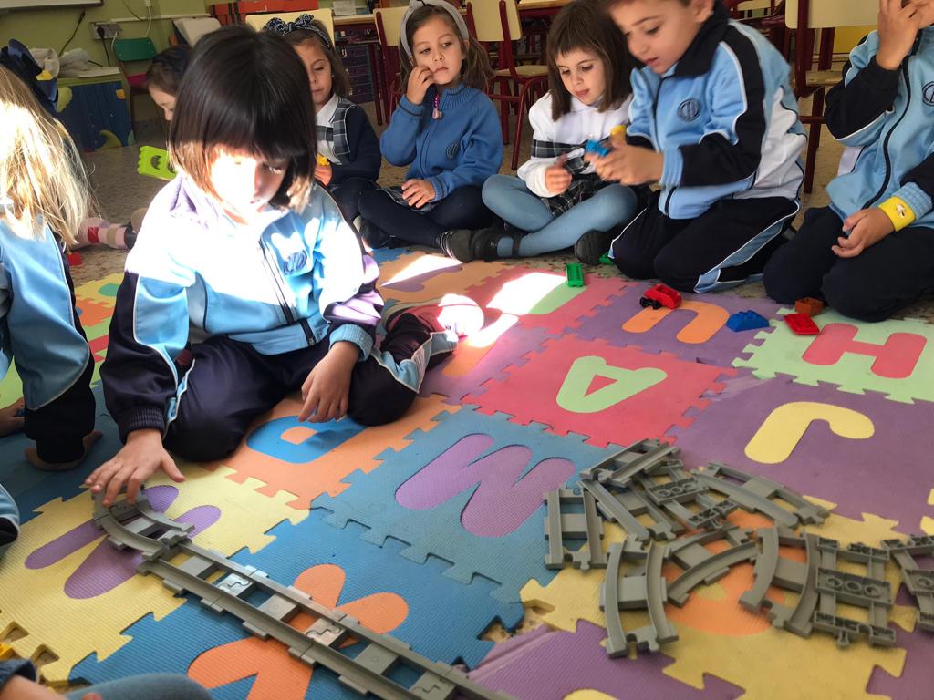 ColeRemedioSC's tweet image. Nuestros peques se lo  pasan genial programado y montando los raíles del tren de #LegoCodingExpress

Juego, motivación, creatividad y aprendizaje ✨
