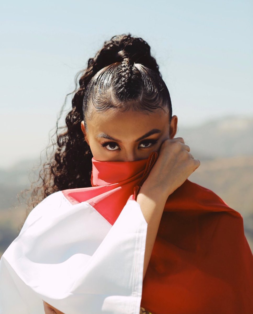 “Katanya kamu berbeda dari orang kebanyakan di Indonesia?” 

“Sebenarnya, aku enggak punya darah Indonesia atau apapun itu. Aku (berdarah) Jerman, Jepang, China, dan aku hanya lahir di Indonesia,” - @AGNEZMO 

BACA THREAD SAMPAI HABIS, JANGAN MUDAH TERPROVOKASI, OPEN YOUR MIND!