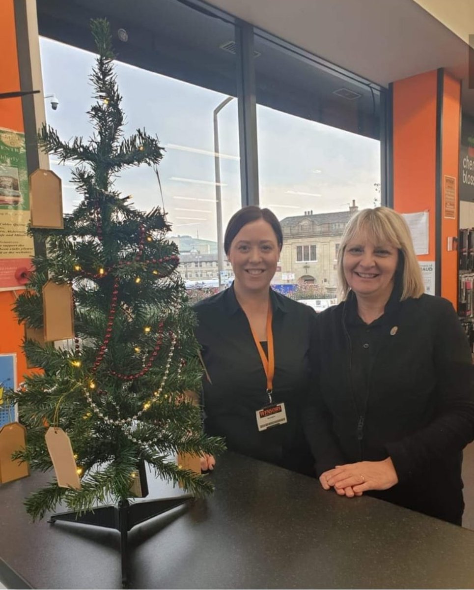 MothershareHx's tweet photo. 🎁🎄Thank you @Wynsors_Shoes Halifax. Our team popped in with a gift trees last week. Annemarie and her lovely team have decided to donate a toy instead of a secret santa this year. We are overwhelmed by their generosity and kindness. #GiftTree #EndChildPoverty #Calderdale https://t.co/1G9W8R3moQ