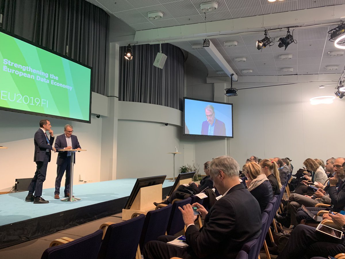 SimoneCasadeiP's tweet photo. Handing over of the #swipo #iaas and #SaaS #codes @OVHcloud @EnelGroup at #dataeconomy2019 @EU2019FI #cloud https://t.co/BlJzaHCDQX