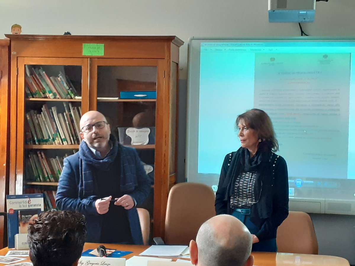 VITTORIA: presentata l’intesa tra Confcommercio e scuola Giovanni XXIII-Colonna per il rilancio dell’isola pedonale di via Cavour nel tratto che sorge accanto all’istituto <a href="/Confcommercio/">Confcommercio</a> <a href="/ConfcommSicilia/">Confcommercio Sicilia</a> 
confcommercio.rg.it/news/vittoria-…