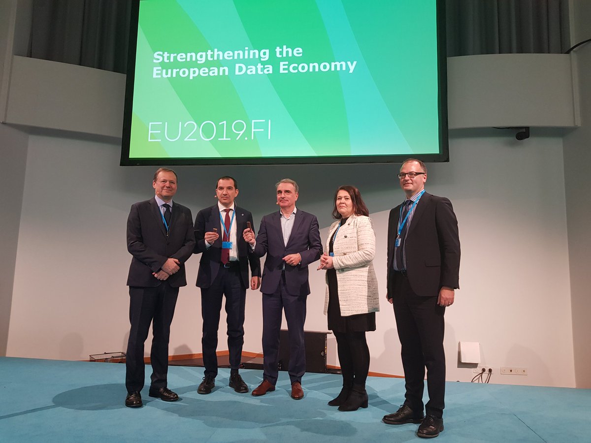 Now it is official: the #swipo Codes of Conduct are handed over to @ViolaRoberto @CnectCloud #dataeconomy2019
